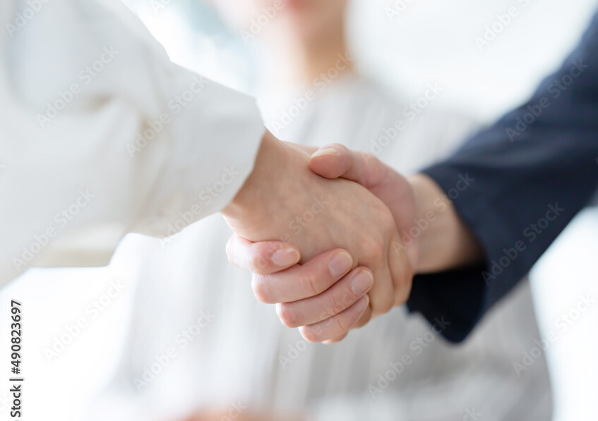 Zwei Personen schütteln sich die Hand